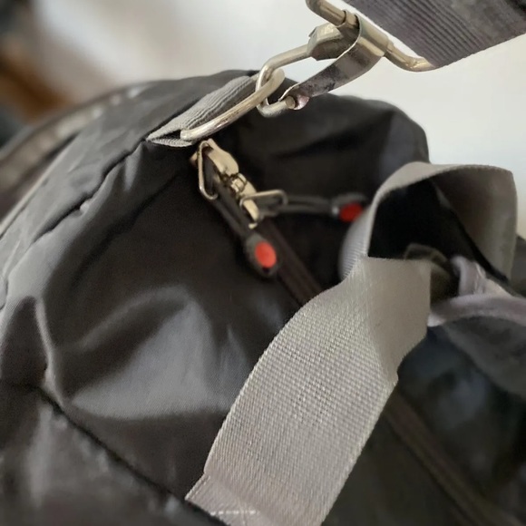 Duffle Duffel Bag Sport Travel Carry-On Workout 17"
like new - Picture 8 of 10